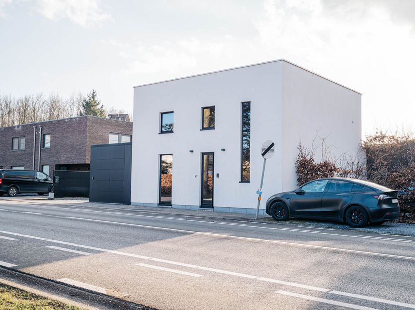 Instapklare energiezuinige ( EPC label A ) halfopen woning met drie slaapkamers en inpandige garage. Totaal renovatie in 2017/2018 waarbij aan alle hu